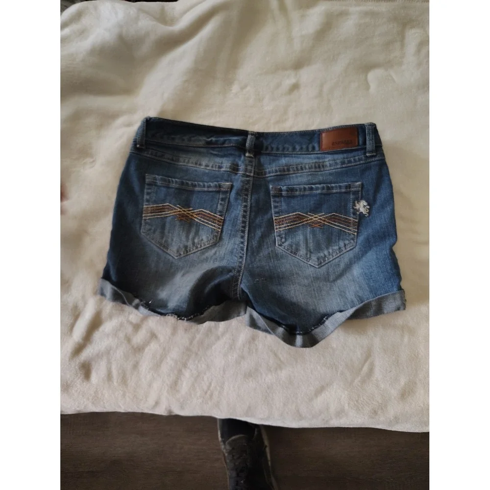 Express Jeans Womens Size 8 Medium Cuffed Denim Jean Shorts Embroidered Logo - Picture 3 of 3